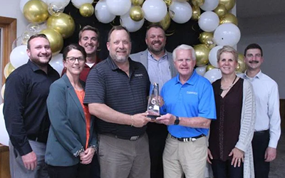 Flatwater Bank in Gothenburg recently received the Guiding Light award from the Gothenburg Chamber of Commerce and Gothenburg Improvement Community.